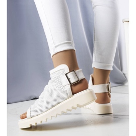 PA1 Weiße, durchbrochene Sandalen von Beulah 1