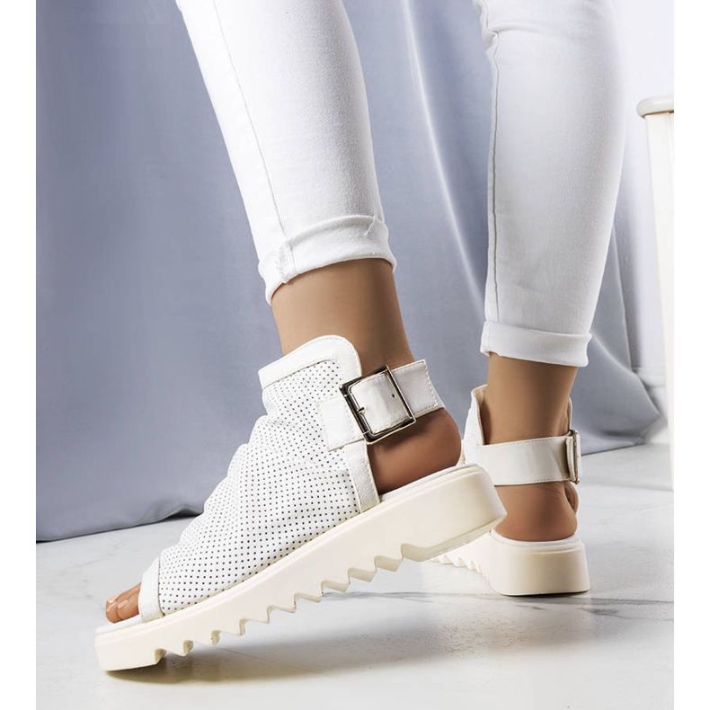 PA1 Weiße, durchbrochene Sandalen von Beulah 1