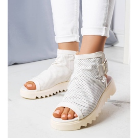 PA1 Weiße, durchbrochene Sandalen von Beulah 2