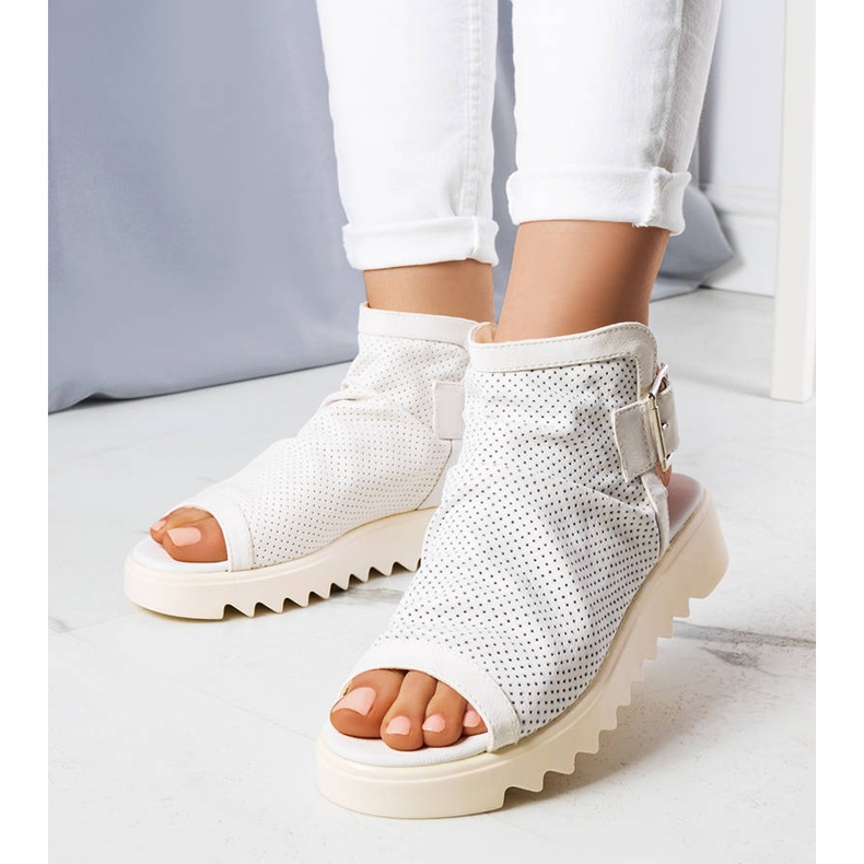 PA1 Weiße, durchbrochene Sandalen von Beulah 2