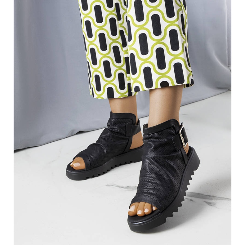 PA1 Schwarze, durchbrochene Sandalen von Beulah 1