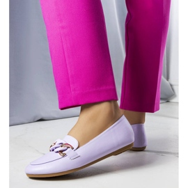 Lila Loafer mit Kette von Mamie 1