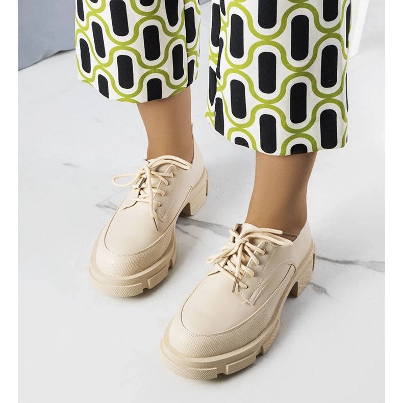 Beige Schuhe mit massiver Sohle von Kay 1