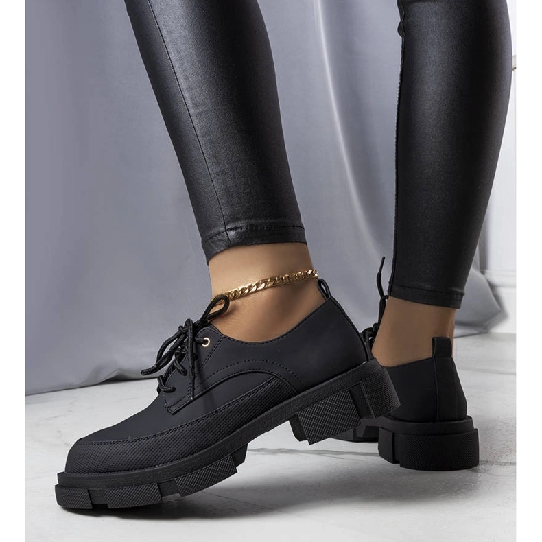 Schwarze Schuhe mit massiver Sohle von Kay 1