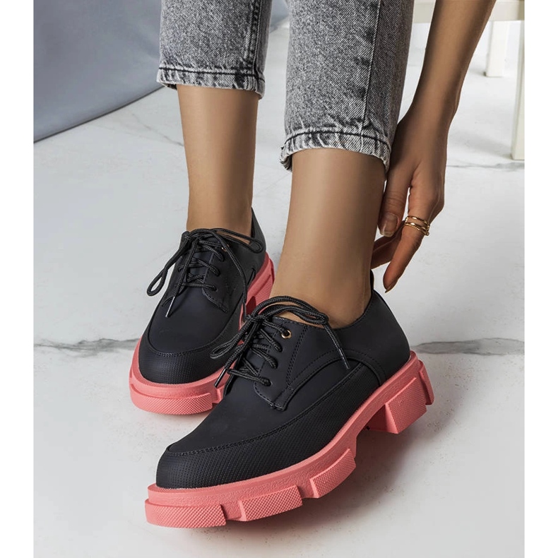 Schwarze Schuhe mit massiver Sohle von Kay 1