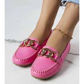 Rosa Loafer mit Kette von Norma 1