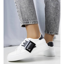 Weiße Turnschuhe verziert mit einer schwarzen Toni-Schnalle 1