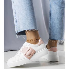 Weiße Turnschuhe, verziert mit einer rosa Toni-Schnalle 1