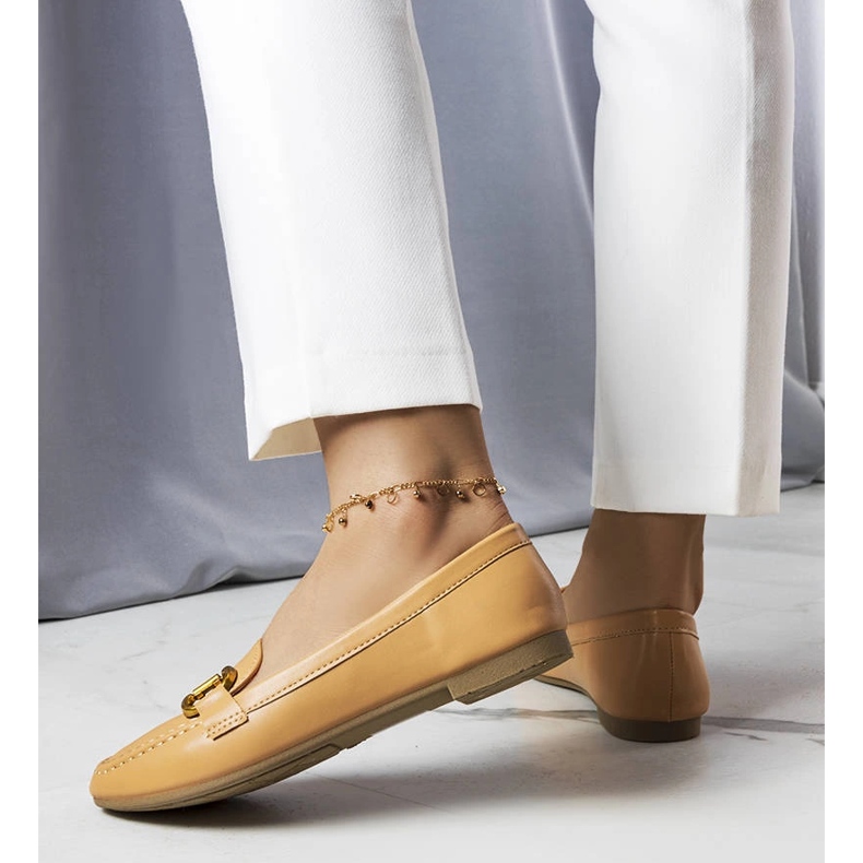 Beige Loafer mit Goldverzierung von Regina 1