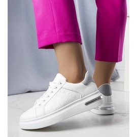 Weiße Sneaker mit hoher Sohle von Tasha 1