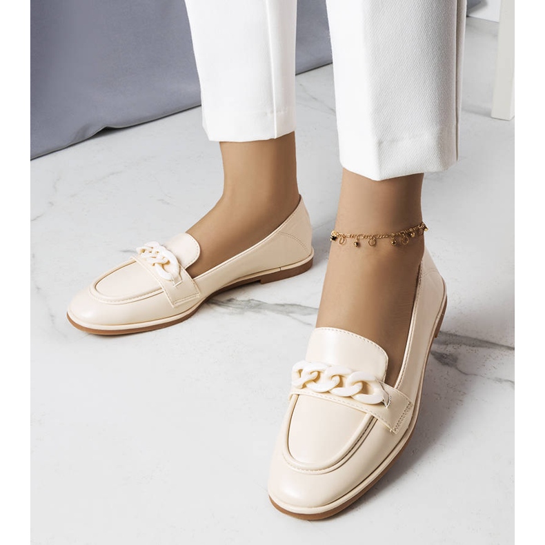 Beige Loafer verziert mit einer Kette von Bobbie 1