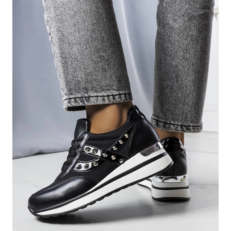 Schwarze Sneaker mit dicker Sohle von Mely 1