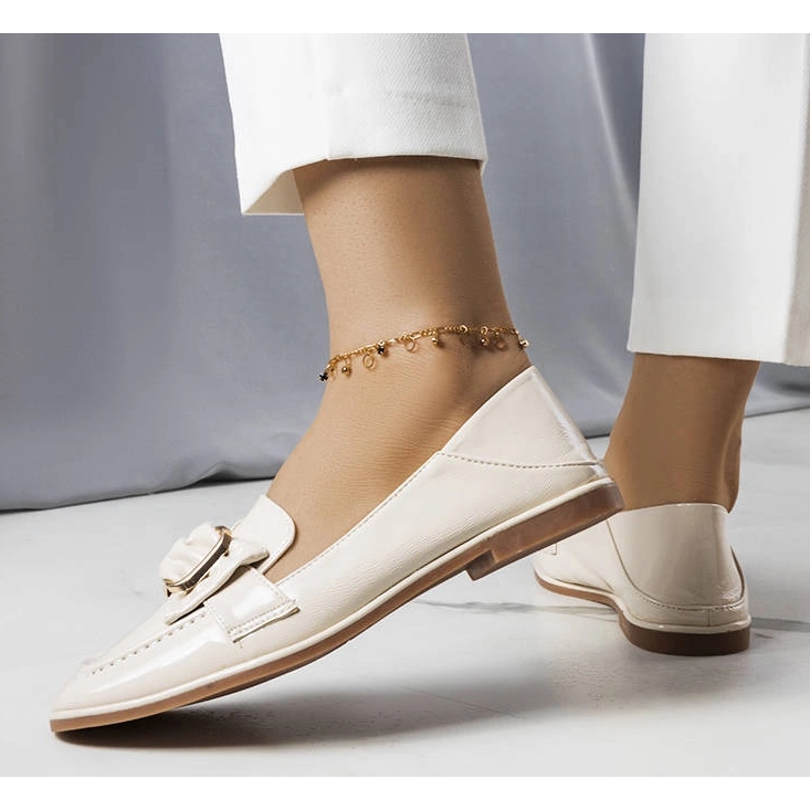 Beige lackierte Loafer von Erica 1