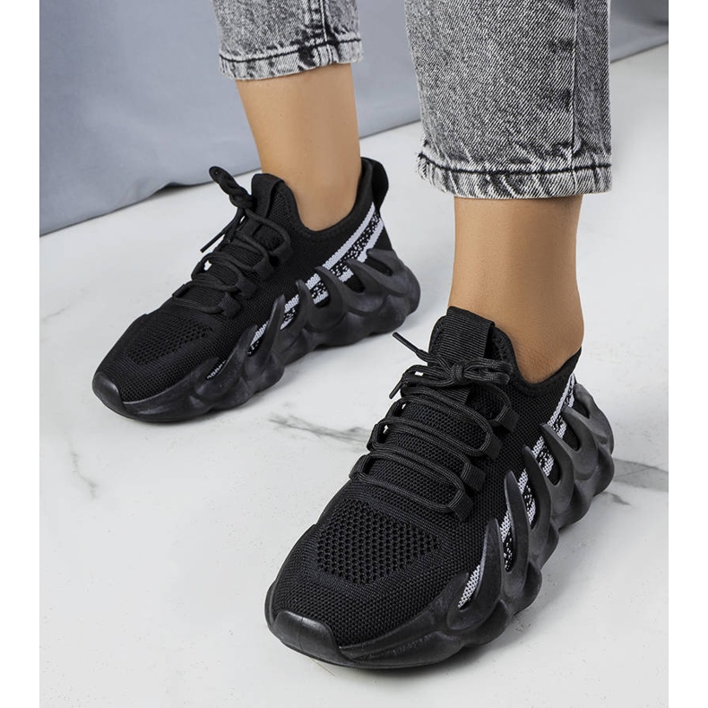 Schwarze Sneaker auf modischer Beth-Sohle 1