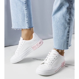 Weiße und rosa Turnschuhe, die mit der Nora-Inschrift verziert sind 1