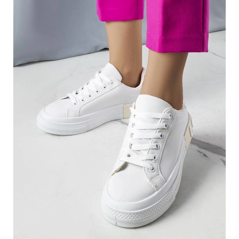 Weiße und beige Turnschuhe mit Nora-Schriftzug 1