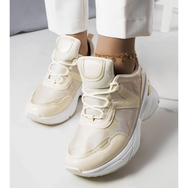 Beige Sneaker mit Metallic-Einsätzen von Ruais 1