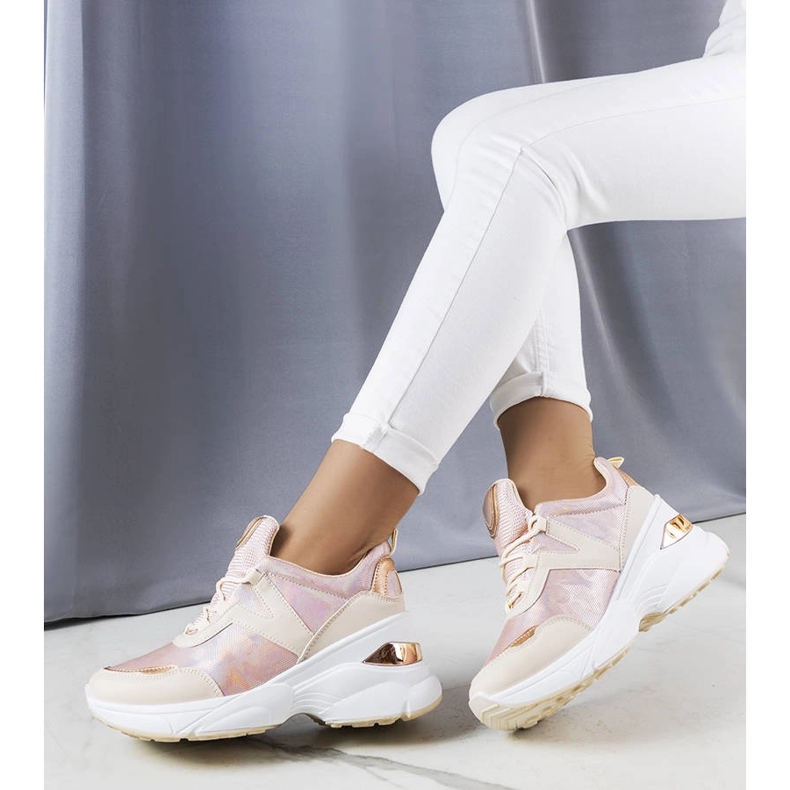 Pinkfarbene Sneakers mit Metallic-Einsätzen von Ruais rosa 1