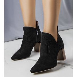 PA1 Schwarze durchbrochene Stiefel von Hachée 1