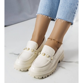 Beige lackierte Schuhe mit Serlait-Perlen 1