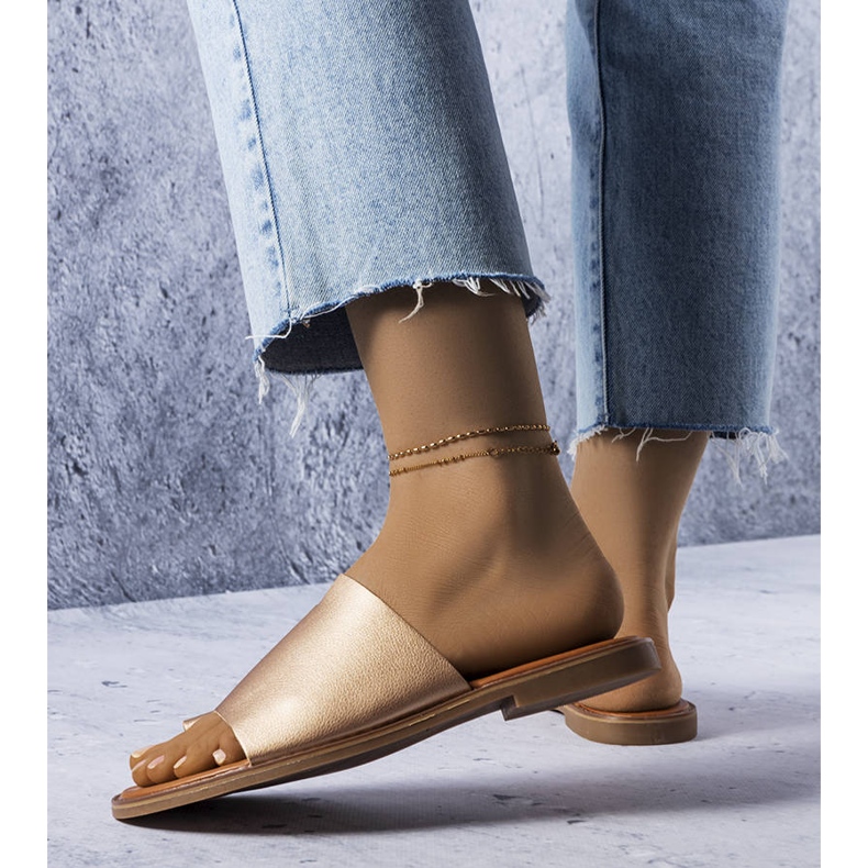 Evento Goldene Hausschuhe mit unregelmäßigem Obermaterial von Latourelle 1