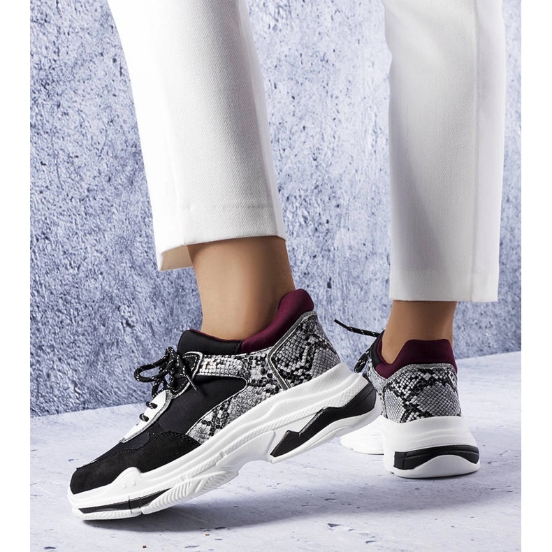 Schwarze Sneakers mit Savard-Einsätzen 1