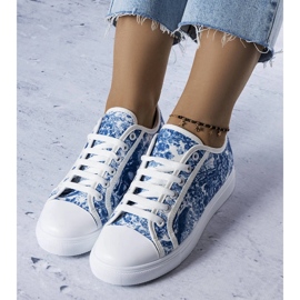 Weiße und blaue Textilsneaker von Aucoin 1