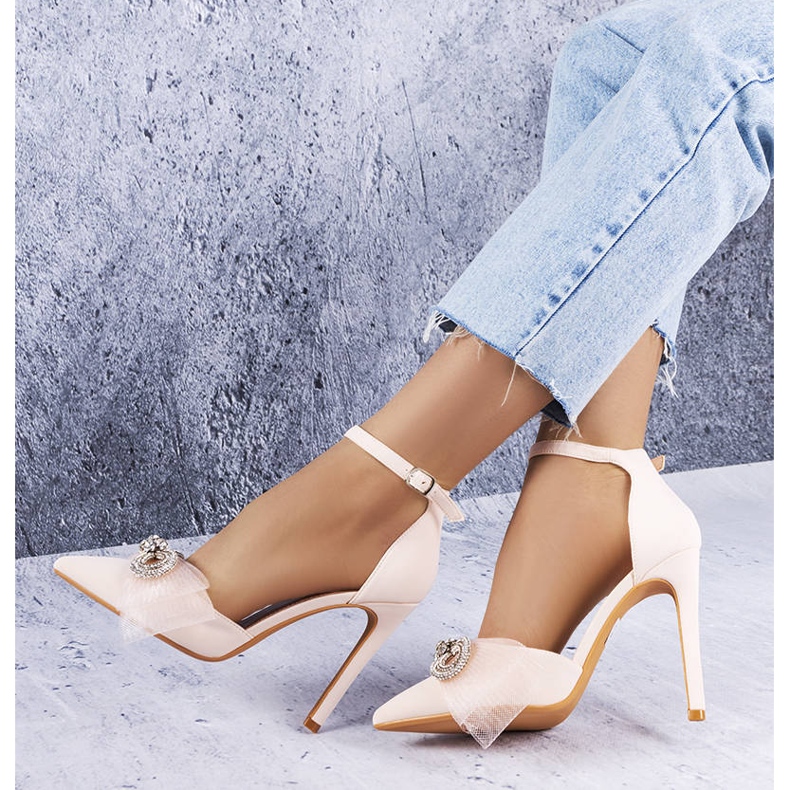 Beige Anstecknadeln mit Schleife und Zirkonias von Bussi 1