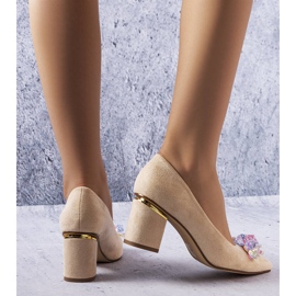 BM Kamillebeige Pumps mit Kristallen verziert 2