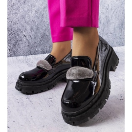 Schwarz lackierte Brogues mit Zirkonia Mouss 1