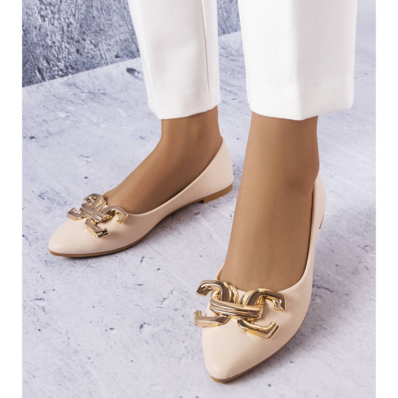 Beige Ballerinas mit einer goldenen Kette 1