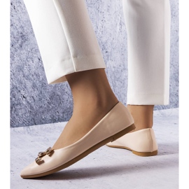 Beige Ballerinas mit einer goldenen Kette 2