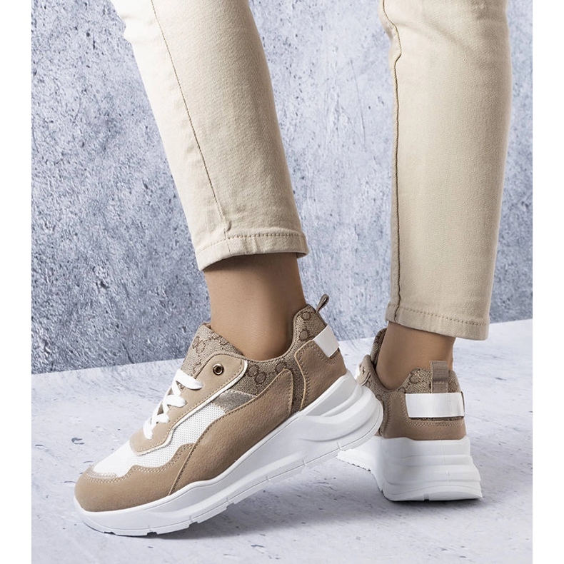 Beige Sneakers mit goldenen Einsätzen von Lebrun 1