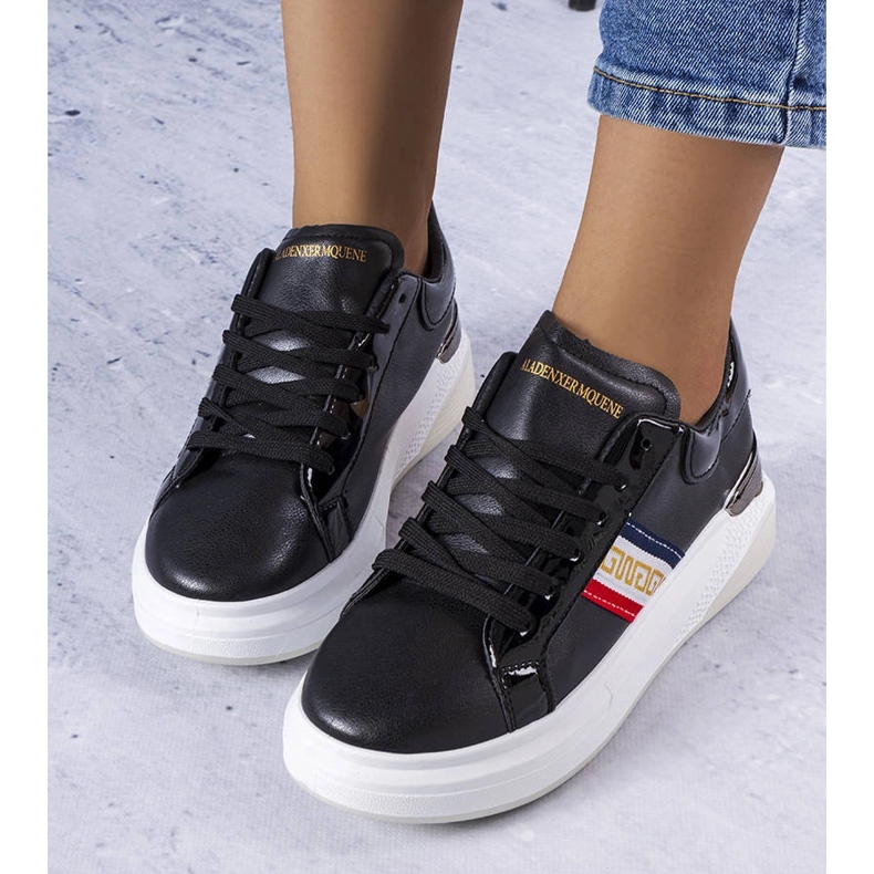 Schwarze Schuhe mit Lackeinsätzen von Annot 1