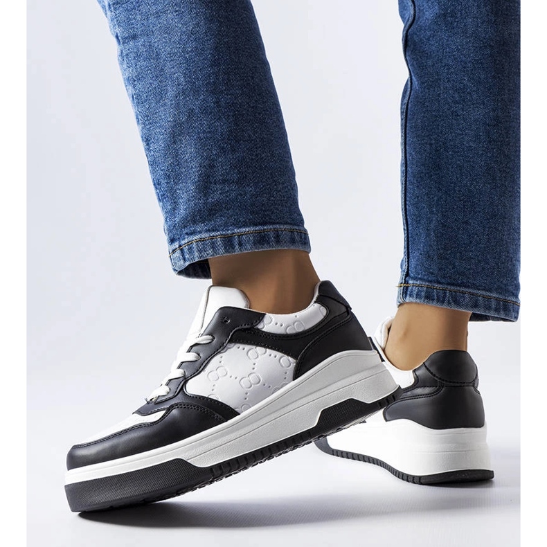 Schwarze Sneakers mit Paré-Prägung 1