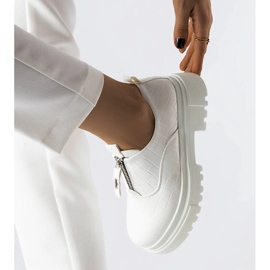 Weiße Brogues mit Travers-Prägung 1