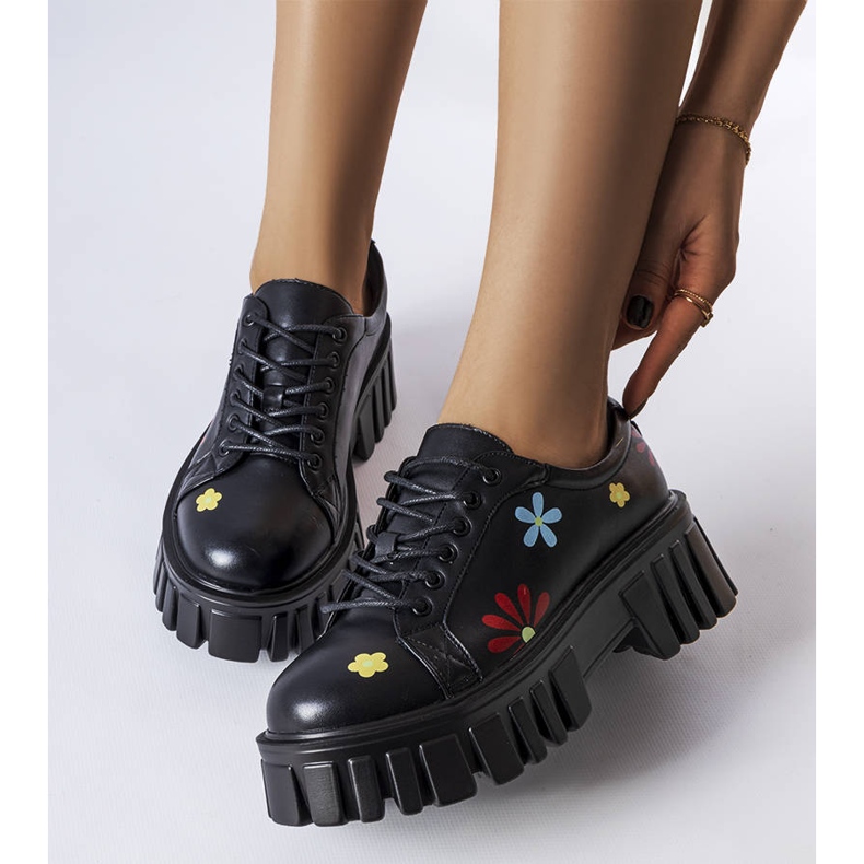 Schwarze Brogues mit Zwillingsblumen verziert 1