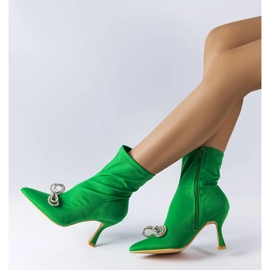 Grüne Stiefel, verziert mit einer Zirkon-Mars-Schleife 2