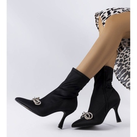 Schwarze Stiefel, verziert mit einer Marsschleife aus Zirkon 1