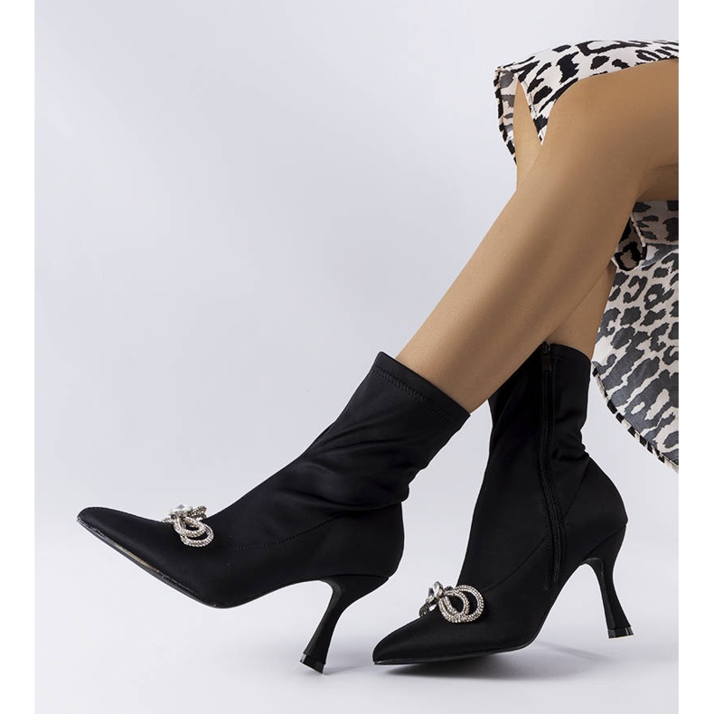 Schwarze Stiefel, verziert mit einer Marsschleife aus Zirkon 1