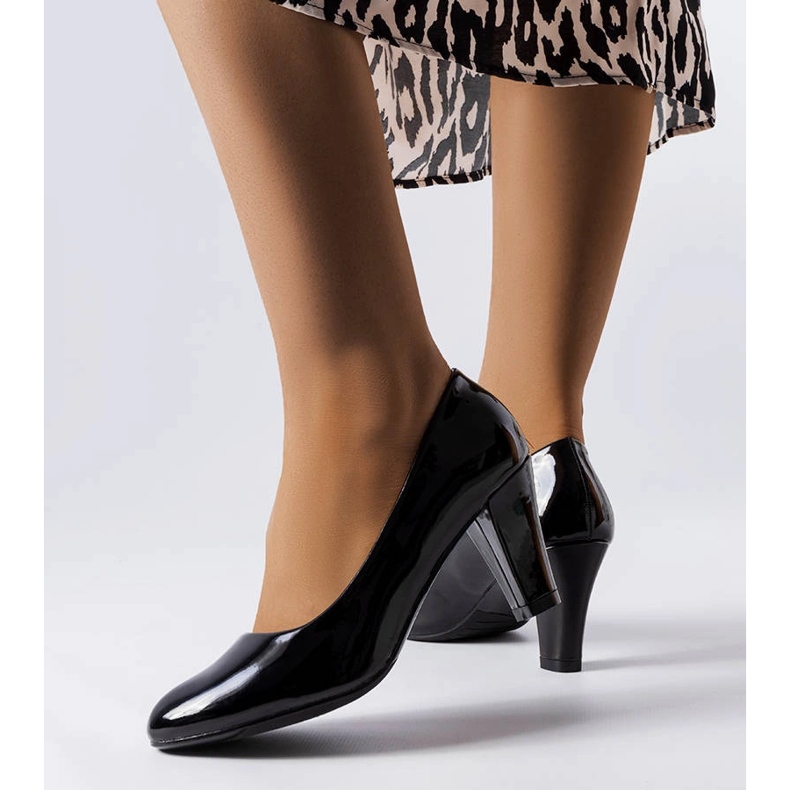 Schwarze Lacklederpumps von Burkett 1