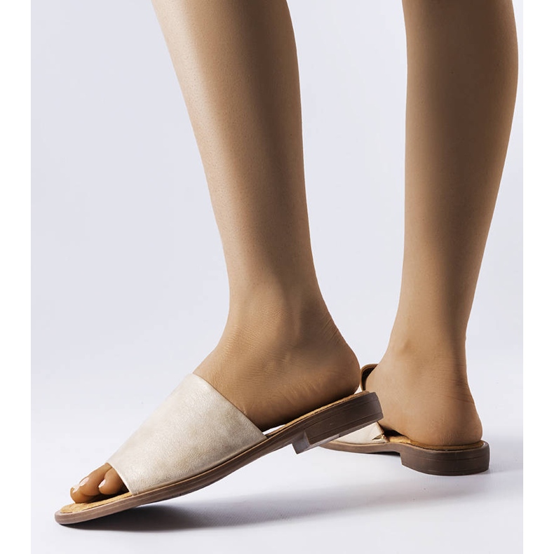 Pantoletten in Goldmetallic von Mainville beige 1