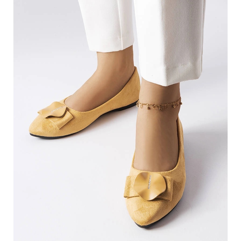 Beigefarbene Ballerinas, verziert mit Rémy-Strasssteinen 1