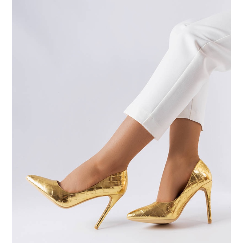 Goldnadeln mit Raison-Prägung verziert golden 1