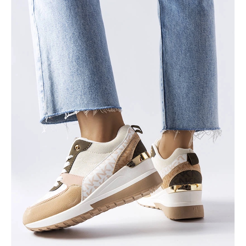 Beigefarbene Sneakers mit dekorativen Einsätzen von Mireault 1