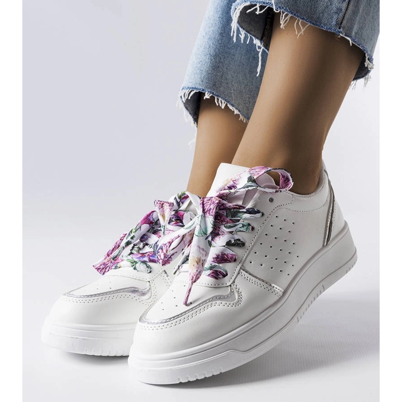 Weiße Turnschuhe mit Pryor-Band 1