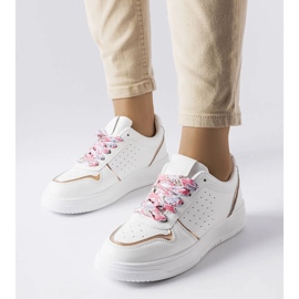 Weiße Turnschuhe mit Pryor-Band 1