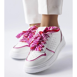 Weiße Turnschuhe mit Pryor-Band 2