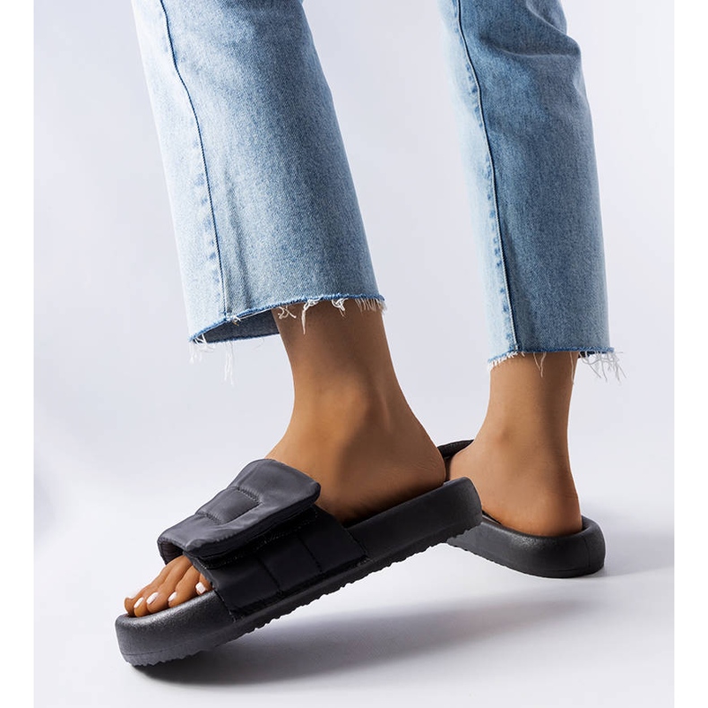 BM Schwarze Hausschuhe mit Klettverschluss von Aleron 1