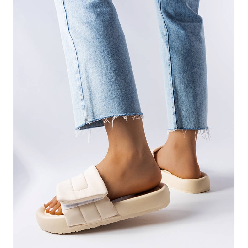 BM Beige Hausschuhe mit Klettverschluss von Aleron 1